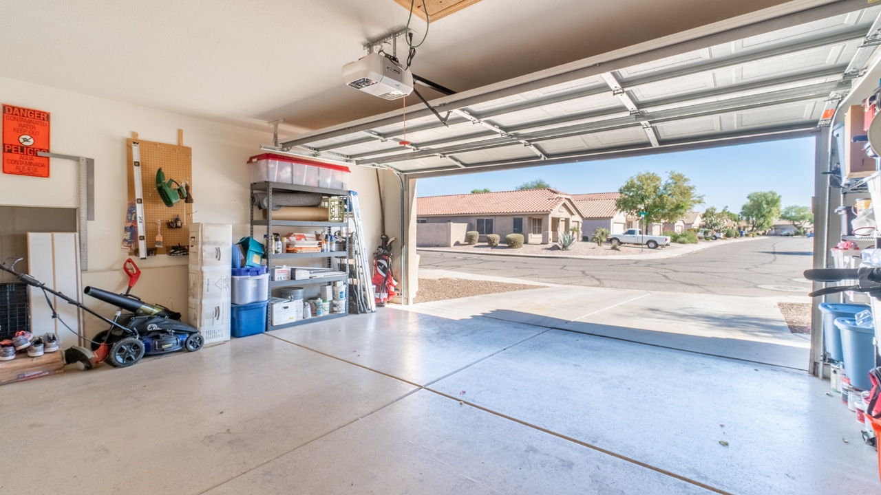 Garage entruempeln Hintergrundbild